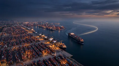 Puerto de contenedores en China al anochecer con un buque siendo cargado para su viaje a Ecuador.