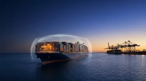 Buque portacontenedores navegando hacia el puerto de destino, representando el flete y el seguro incluidos en el Incoterm CIF.