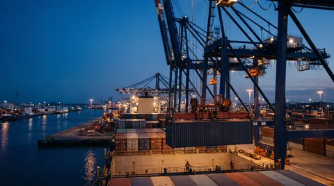 Contenedor siendo cargado a bordo de un buque en el puerto de origen, momento en que se transfiere el riesgo en una compra FOB.